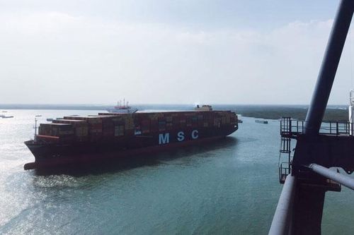 Tàu 'khủng' hơn 15.000 Teus cập khu vực cảng Cái Mép - Thị Vải