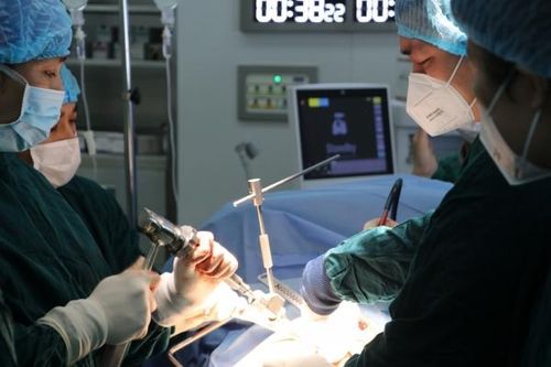Bệnh viện tuyến đầu chống dịch thay khớp háng nhân tạo