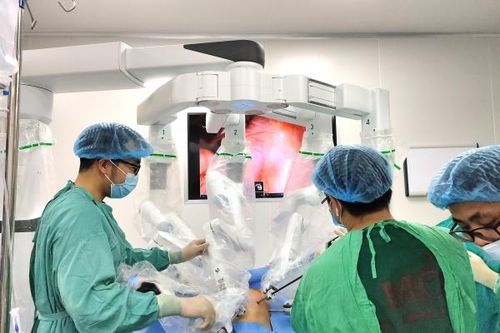 Nữ Việt kiều Ý chọn phẫu thuật ung thư ở Bệnh viện K bằng robot hiện đại nhất