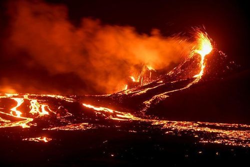 Bầu trời Iceland đỏ rực khi núi lửa 6000 năm tuổi 'tỉnh giấc'