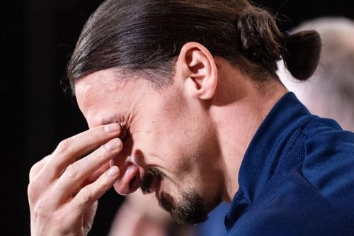 Ibrahimovic khóc trong buổi họp báo