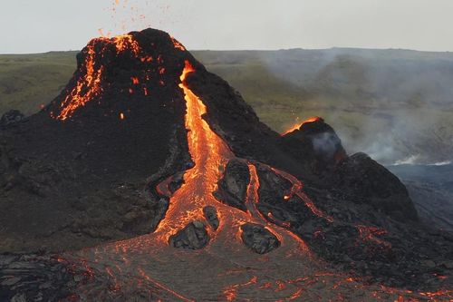 Dòng dung nham chảy ra từ núi lửa ở Iceland