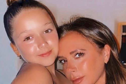 Con gái 10 tuổi trang điểm cho Victoria Beckham