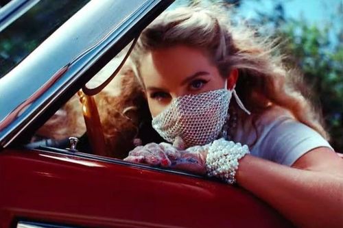 Lana Del Rey ra album đáp trả dư luận