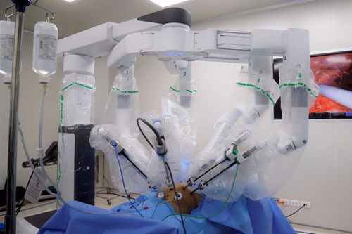 Người phụ nữ được phẫu thuật ung thư bằng robot hiện đại nhất thế giới