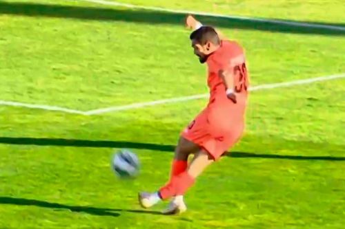 Cú rabona bay qua đầu hậu vệ đi vào lưới