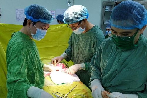 Người đàn ông nhập viện vì bơm silicone vào vùng kín