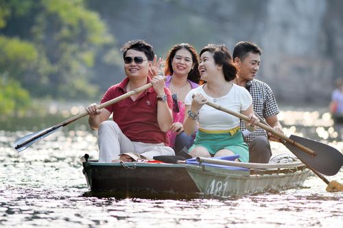 Mỗi ngày có hàng nghìn khách mua tour du lịch 30/4-1/5