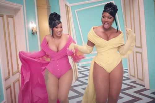 Nữ rapper có màn trình diễn phản cảm cùng Cardi B là ai?