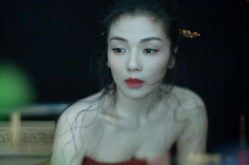 Lưu Đào bị chê thân hình như lực sĩ trong cảnh tắm