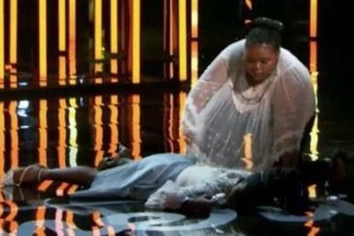 Thí sinh 19 tuổi ngất xỉu trên sân khấu American Idol