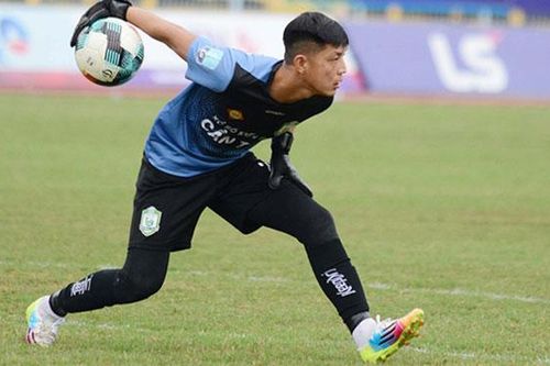 Thủ môn khiêu khích trọng tài bị VFF treo giò 3 trận