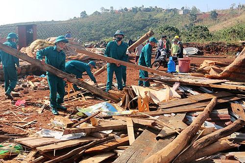 Mưa lớn, lốc xoáy gây thiệt hại tại một số địa phương