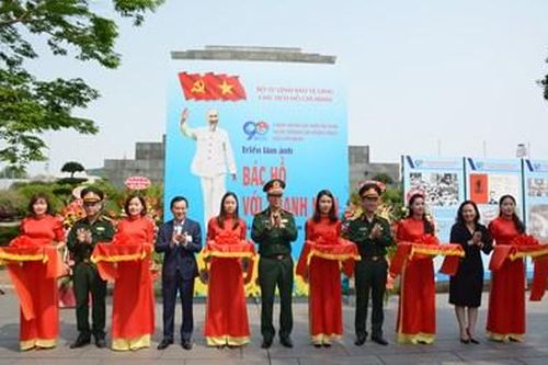 Triển lãm ảnh 'Bác Hồ với thanh niên' năm 2021