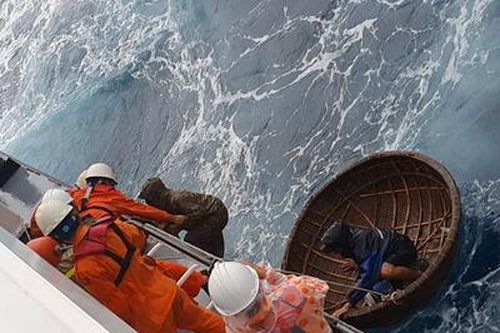Kịp thời cứu hai thuyền viên bị chìm tàu trên biển