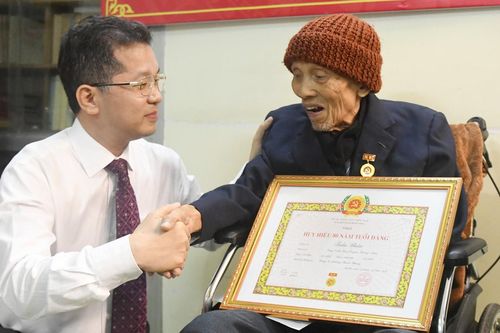 Nguyên Bí thư Đặc khu ủy Quảng Đà nhận Huy hiệu 80 năm tuổi Đảng
