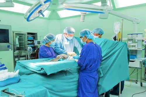Người đàn ông 43 tuổi nhập viện vì tự ý bơm silicone vào 'cậu nhỏ'