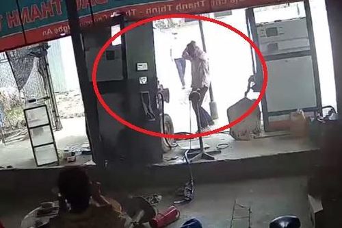 Người đàn ông lái máy cày đâm đổ cây xăng rồi ôm đầu khóc trong hốt hoảng