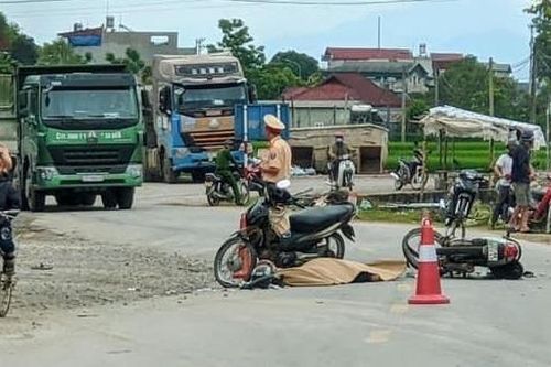 Tin giao thông đến sáng 23/3: Ô tô chở keo gặp tai nạn thảm khốc; xe bán tải bẹp dúm sau va chạm xe đầu kéo