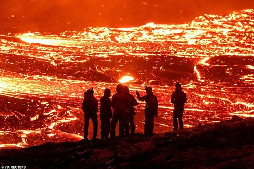 Bất chấp nguy hiểm, dân Iceland đến sát miệng núi lửa xem dung nham phun trào