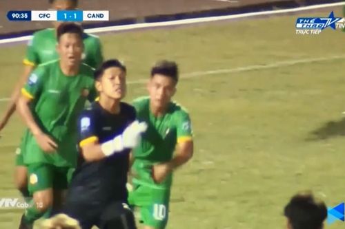 Thủ môn Cần Thơ khiêu khích trọng tài bị VFF treo giò