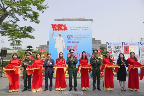 Khai mạc triển lãm ảnh 'Bác Hồ với thanh niên'