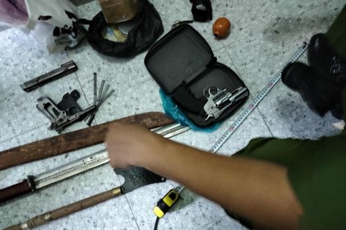 Hơn 100 cảnh sát bắt vụ cho vay lãi nặng, tàng trữ ma túy ở Tiền Giang