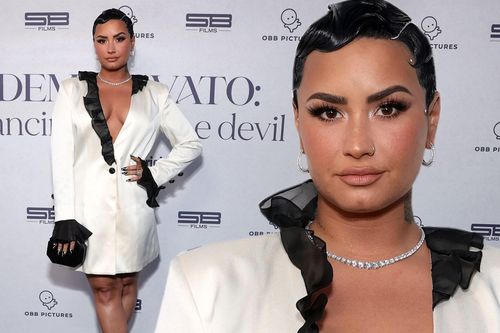 Demi Lovato mặc xẻ ngực táo bạo