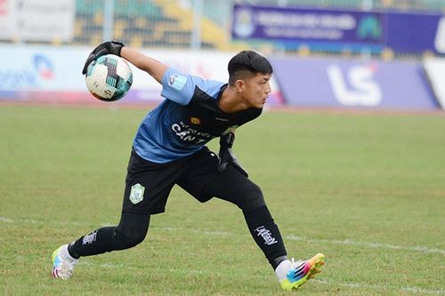 Thủ môn Cần Thơ ăn mừng khiêu khích trọng tài nhận án phạt