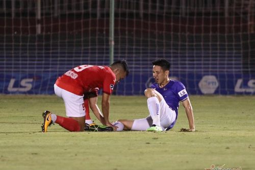 Đỗ Hùng Dũng bị gãy chân, thầy Park đứng ngồi không yên