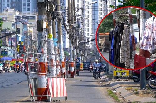 Nhanh chóng nhổ, di dời 80 cột điện 'chễm chệ' giữa đường ở TP.HCM