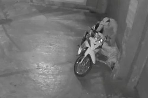 Nam thanh niên nhậu say ngủ trước cửa nhà, bị trộm mất xe và điện thoại