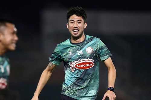 Lee Nguyễn cùng đồng đội khởi động trước trận 'đại chiến' với Hà Nội