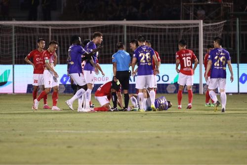 Hùng Dũng gãy chân bởi pha bóng mang tính triệt hạ từ Hoàng Thịnh