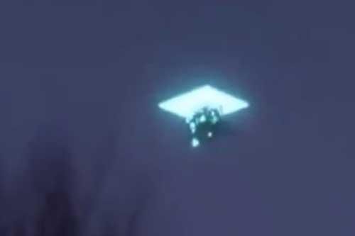UFO bí ẩn xuất hiện khắp thế giới dịch chuyển qua 'cổng ánh sáng'