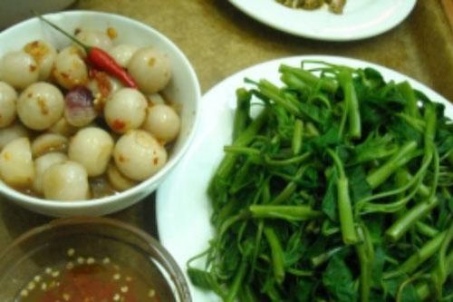 'Đã miệng, ngon cơm' với món cà pháo ăn cùng rau muống luộc
