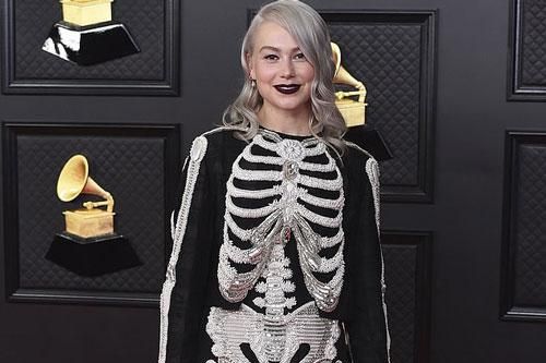 Nữ ca sĩ 9x hóa 'bộ xương di động' trên thảm đỏ Grammy 2021