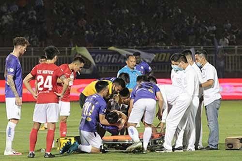 Hùng Dũng gặp chấn thương kinh hoàng, HLV Park Hang Seo bần thần bên xe cấp cứu