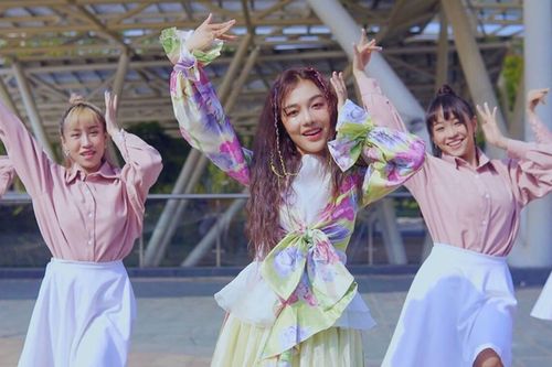 Hoàng Duyên tung bản dance 'Chàng trai sơ mi hồng' mừng MV chính thức vượt mốc 3 triệu view