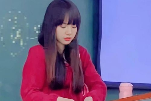 Cô giáo bất ngờ nổi tiếng khi sở hữu ngoại hình giống với nữ ca sĩ đình đám Kpop