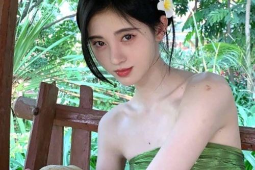Cúc Tịnh Y khoe dáng chuẩn không cần photoshop