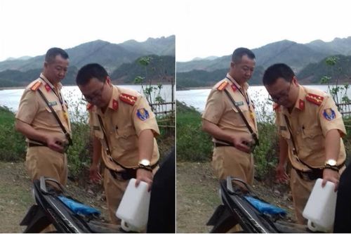 Chiến sĩ CSGT giúp đỡ cô gái dắt xe: 'Hôm ấy mưa lạnh, thấy cô gái nhỏ nhắn cố dắt xe nên chúng tôi giúp'