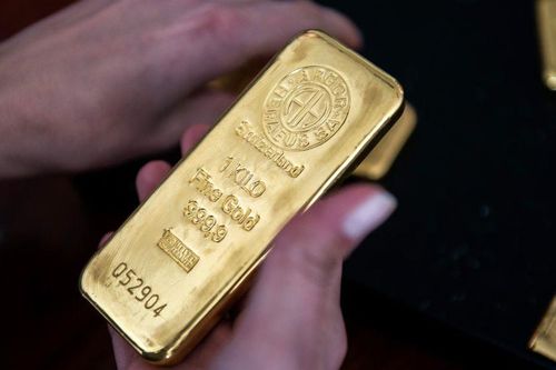 Giá vàng ngược chiều thế giới, USD tự do chạm 24.000 đồng