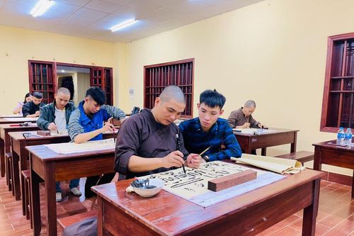 Hà Nội: Lớp thư pháp miễn phí tại chùa Long Hưng