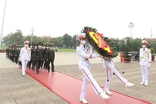 Cục Hồ sơ nghiệp vụ vào Lăng viếng Chủ tịch Hồ Chí Minh