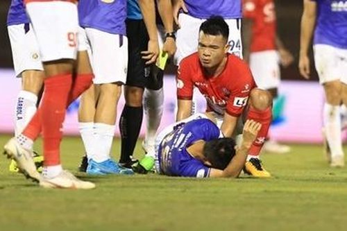 Hùng Dũng nhận chấn thương khủng khiếp trong ngày Hà Nội FC đại thắng