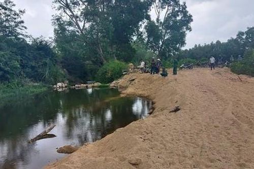 Học sinh lớp 7 tử vong dưới hố sâu do khai thác cát trái phép