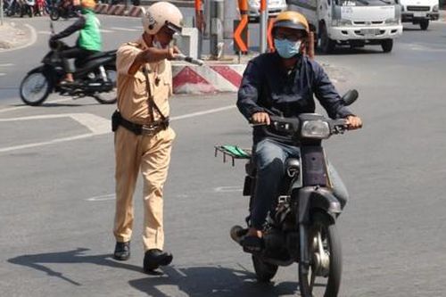 Bị CSGT TPHCM dừng kiểm tra, người điều khiển xe cũ nát tháo chạy