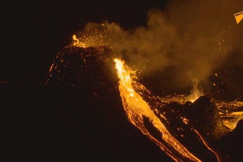 Khoảnh khắc núi lửa phun trào ở Iceland nhìn từ trên cao