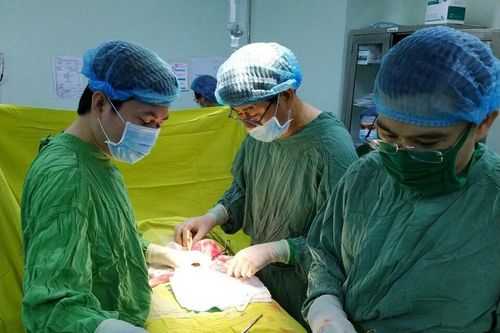 Người đàn ông bị biến dạng dương vật sau khi bơm silicon để tăng kích thước